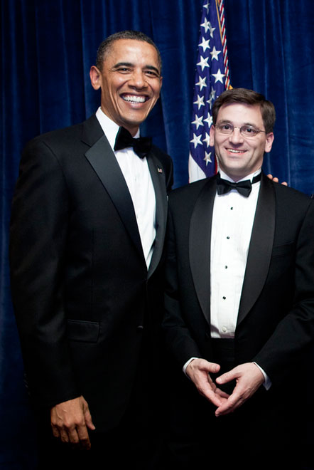 Peter Baker, New York Times, and 2011 Aldo Beckman award winner pictured with President Barack Obama. (photo (detail)/Brendan Smialowski)