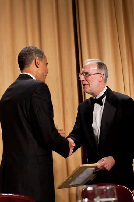 Dan Balz, The Washington Post 2011 the Merriman Smith Award winner greets President Obama (photo/Brendan Smialowski)